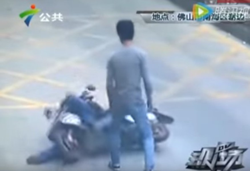 Man Kicks Thief Off Scooter (1)